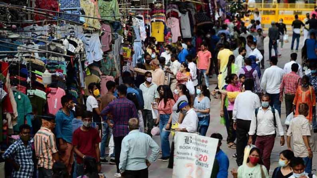 রাজধানীতে টিকা সঙ্কট, বন্ধ হচ্ছে একের পর এক ভ্যাকসিনেশন সেন্টার