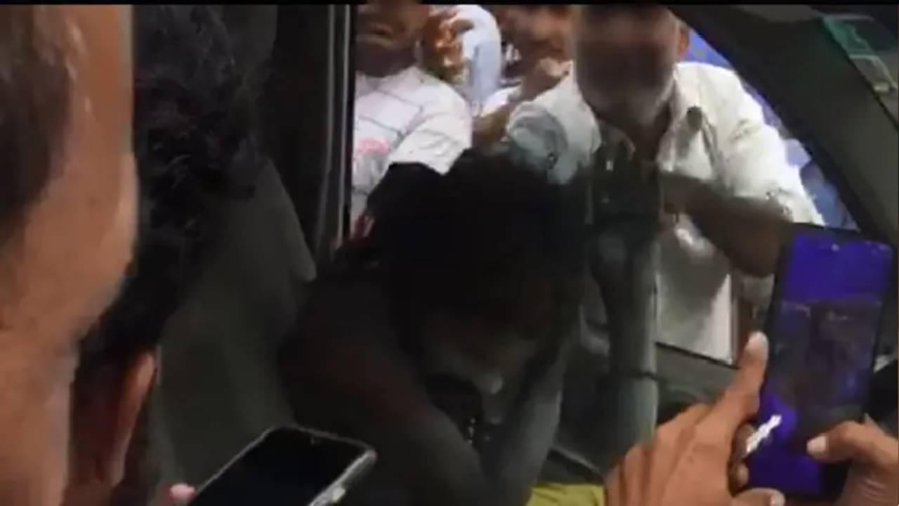 শিশু চুরি করতে গ্রামে ঢুকেছে সাধু, মারধর গ্রামবাসীদের