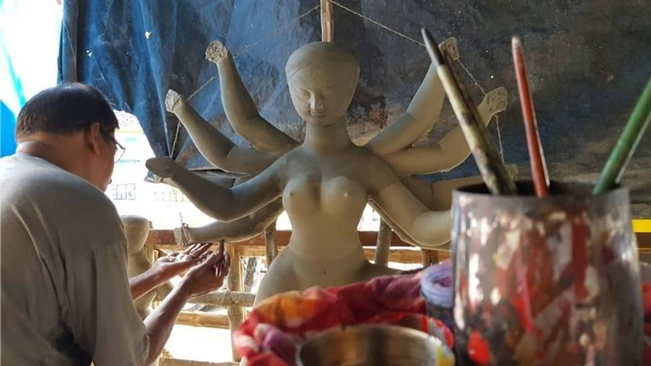 অজয় চক্রবর্তীর দুর্গা পুজো আগস্টেই , তৈরি হচ্ছে কুমারটুলিতে