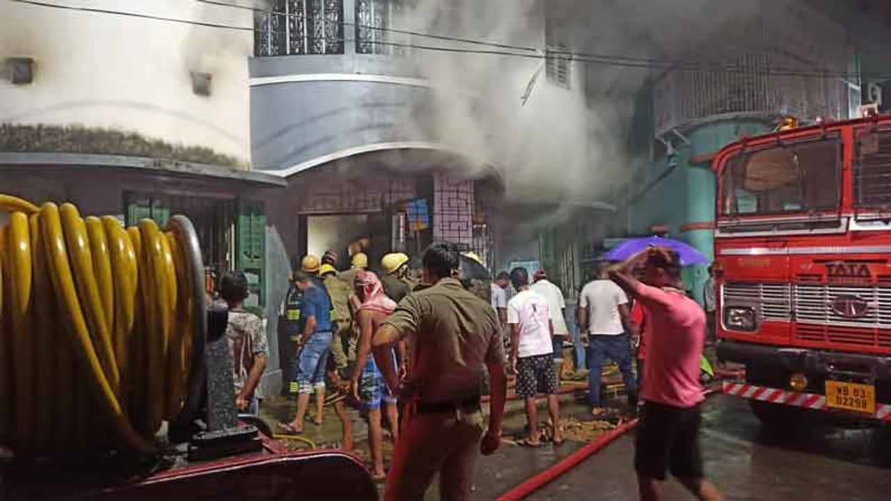 ডিনার সবে শেষ, আচমকাই চোখ জ্বালানো কালো ধোঁয়া ঢুকতে শুরু করে জানলা দিয়ে, নিমেশে সব শেষ....