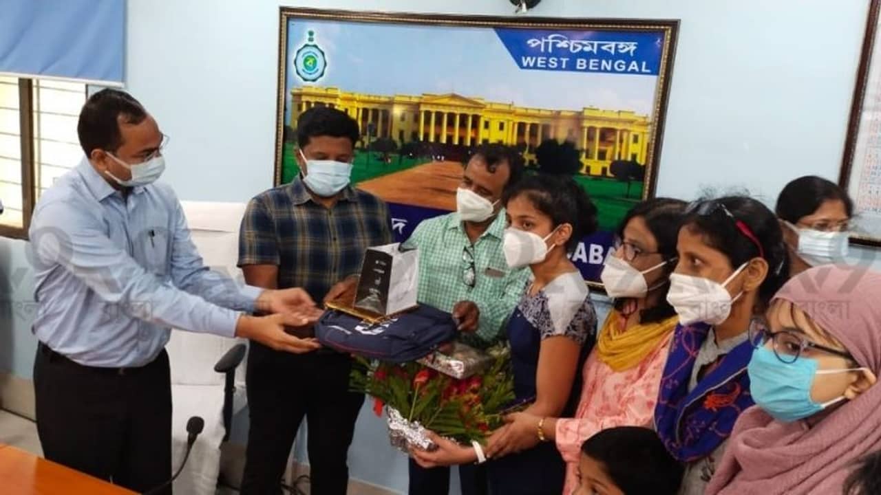 পলিটিক্যাল স্টান্ট! জেলায় কন্যাশ্রী-র ব্র্যান্ড অ্যাম্বাসাডর হতে চলেছেন মুসলিম গার্ল রুমানা