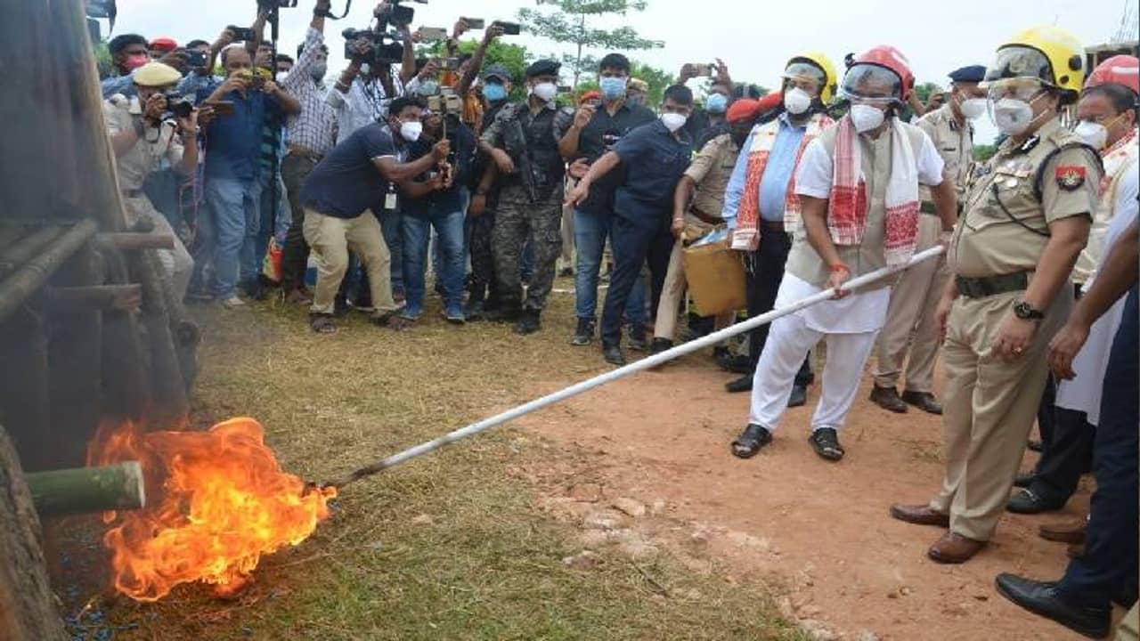 ১৬৩ কোটি টাকার বাজেয়াপ্ত মদ পোড়ালেন অসমের মুখ্যমন্ত্রী