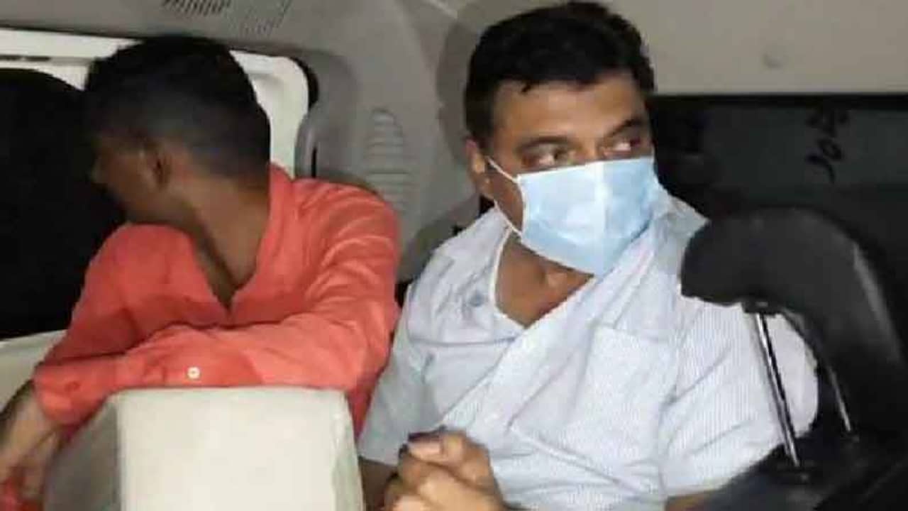 মানবাধিকার কমিশনের চেয়ারম্যান, দেহরক্ষী নিয়ে নীল বাতিতে ঘুরতেন! এবার হুগলিতে ধৃত ঠগ