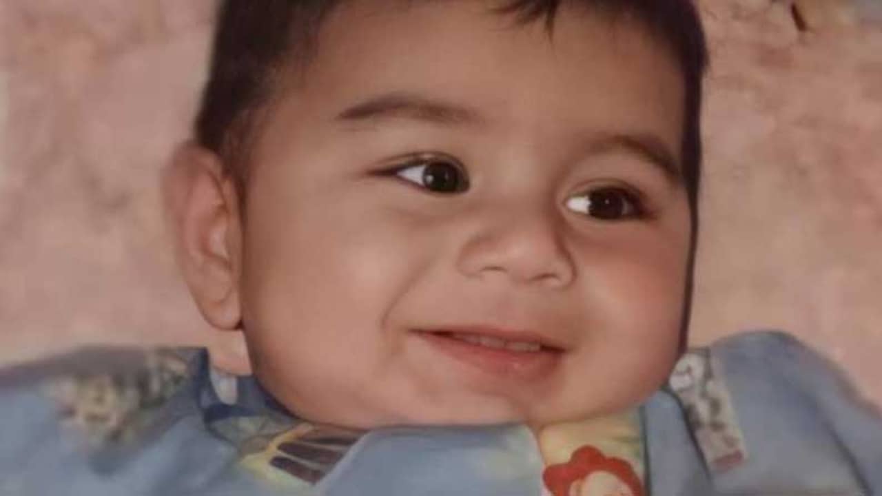 তৈমুর নয়, কিন্তু তৈমুরের সঙ্গে মুখের মিল থাকা এই শিশু আসলে কে?