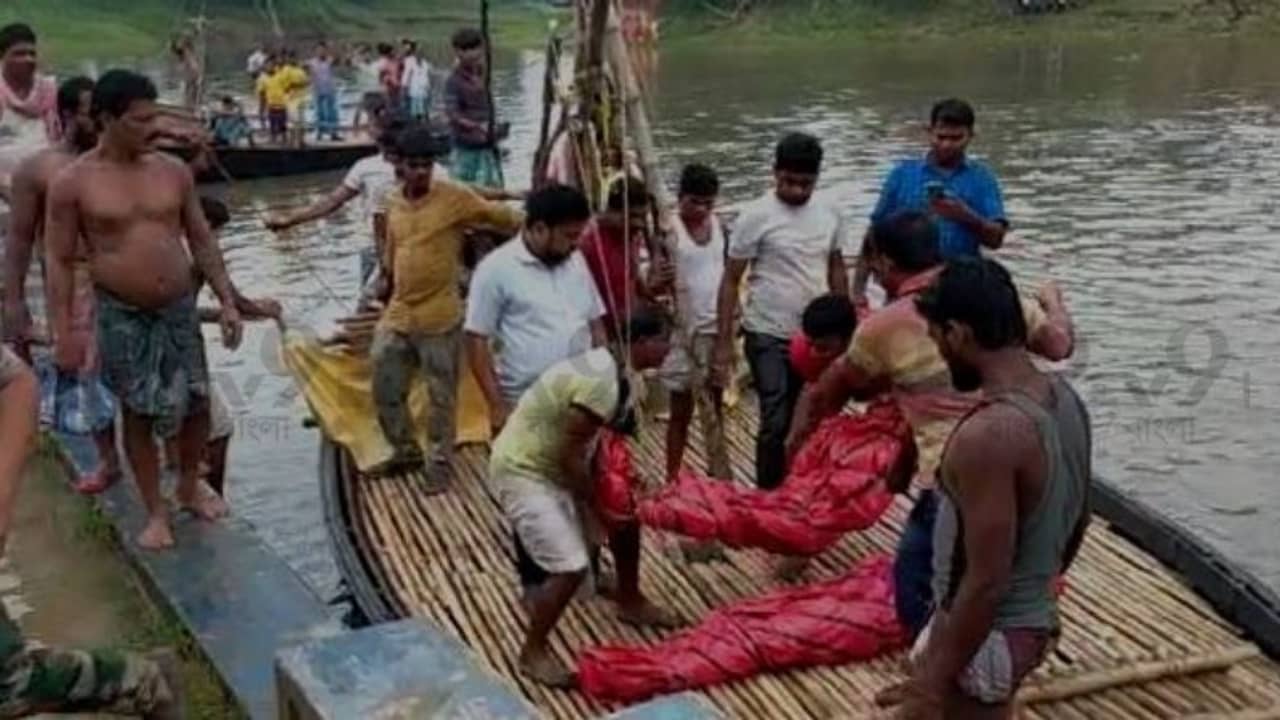 এক ছবিতেই ছবি! স্নান করতে গিয়ে নিজস্বী তুলতে ব্যস্ত ৩ যুবক, কাল হল সেখানেই...