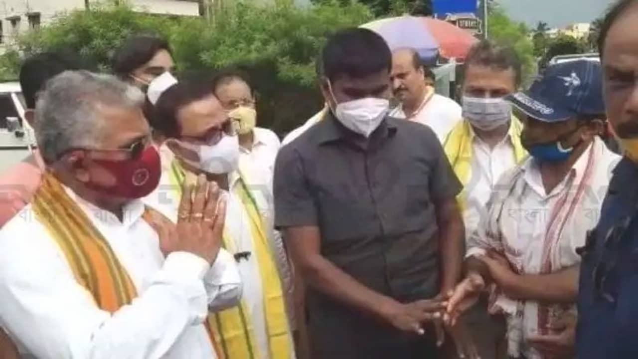 এখন আমায় ভুলে গেলেন! ঘাড়ধাক্কা খেতেই চোখে জল যুবনেতার, সিন ক্রিয়েট বলে ধমক দিলীপের