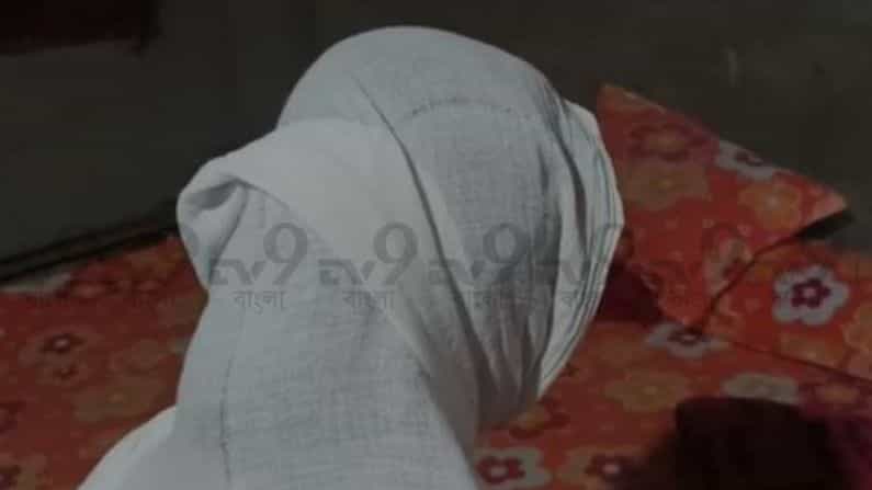 'মুখে হাত চাপা দিয়ে মেয়েকে দেওয়ালে ঠেসে ধরেছিলেন', মায়ের অভিযোগে গ্রেফতার 'ইংরেজি স্যর'! 'মুখে হাত চাপা দিয়ে মেয়েকে দেওয়ালে ঠেসে ধরেছিলেন', মায়ের অভিযোগে গ্রেফতার 'ইংরেজি স্যর'!