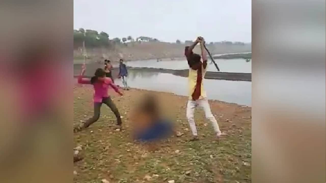 মামাতো ভাইয়ের সঙ্গে ফোনে কথা বলার অপরাধে দুই তরুণীকে মারধর