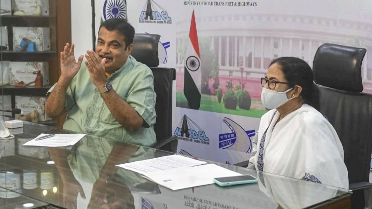 উপরে বাস, নীচে মেট্রো, গড়করীর কাছে ত্রি-টায়ার চাইলেন মমতা, সঙ্গে কিছু ফ্লাইওভার