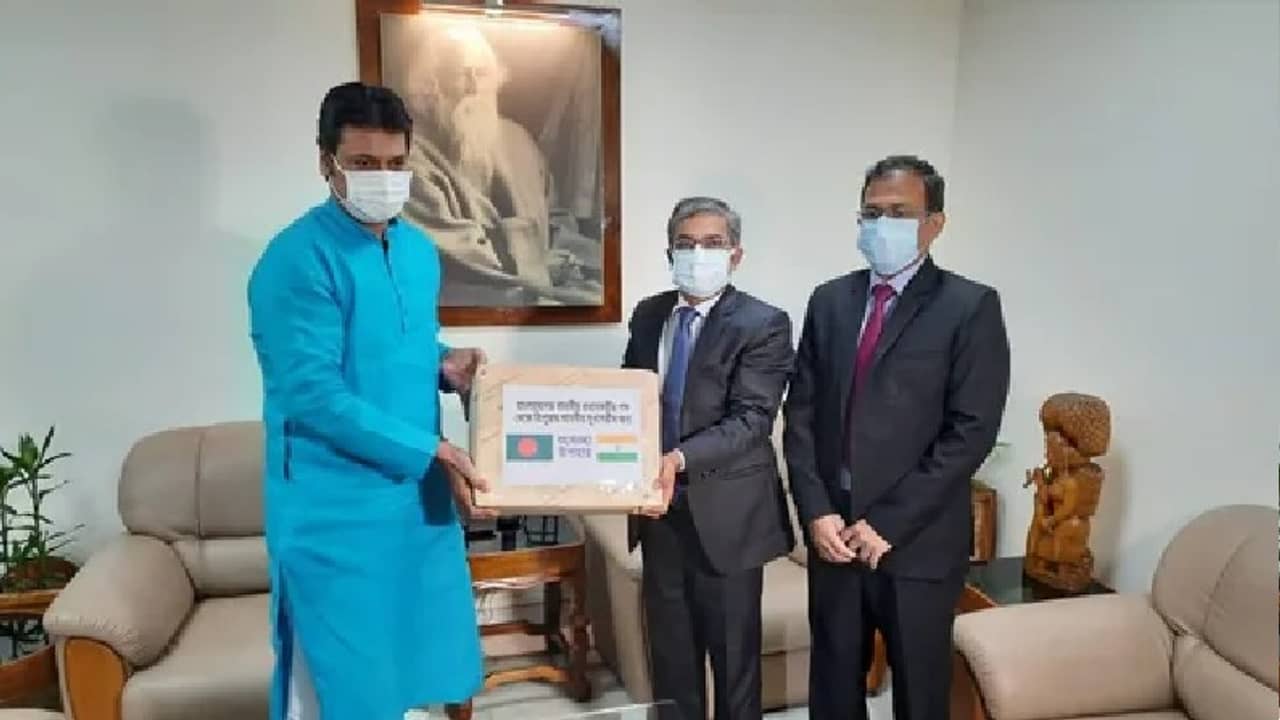 বিপ্লব দেবকে ৩০০ কেজি হাড়িভাঙা আম উপহার শেখ হাসিনার