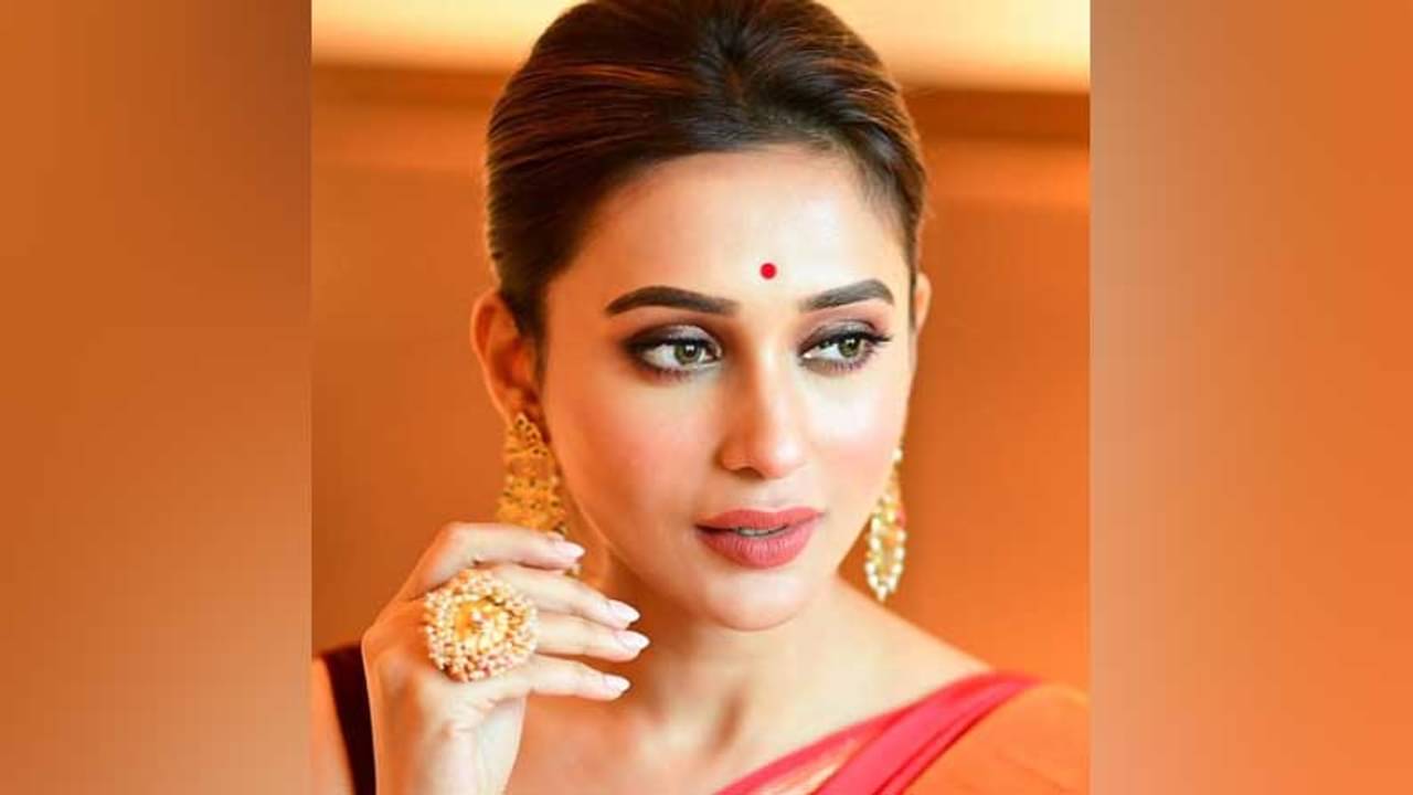 প্রিয়জনের মৃত্যু, কঠিন পরিস্থিতিতে পজিটিভ থাকার চেষ্টা করছেন মিমি