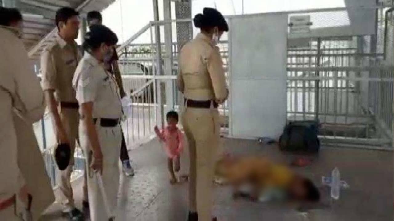 বুদ্ধির জোরে মায়ের প্রাণ বাঁচাল ২ বছরের শিশু