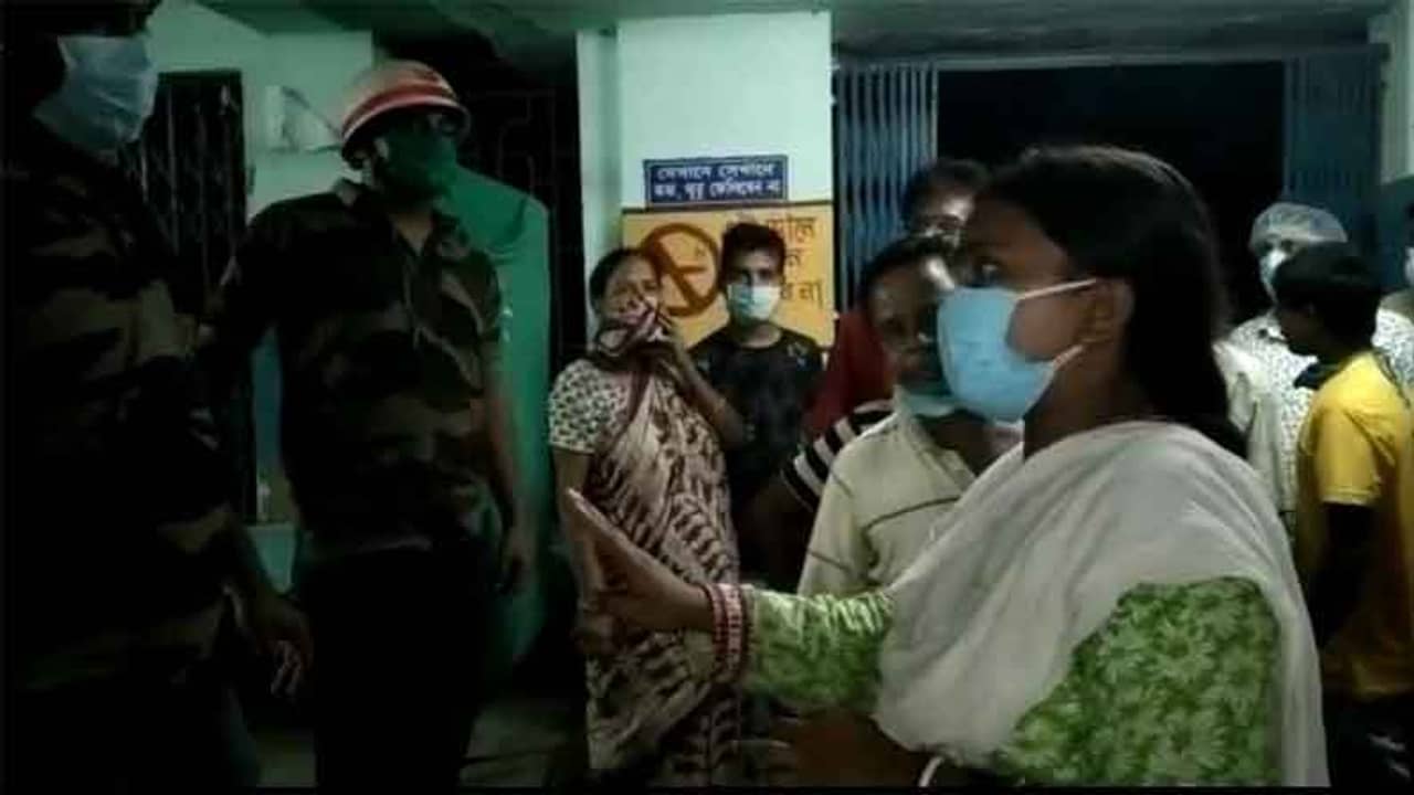 এক জন নিলে ৫০০, দুজনের ৮৫০! স্বাস্থ্যকেন্দ্রের ভিতরেই রমরমিয়ে ভ্যাকসিনের কালোবাজারি