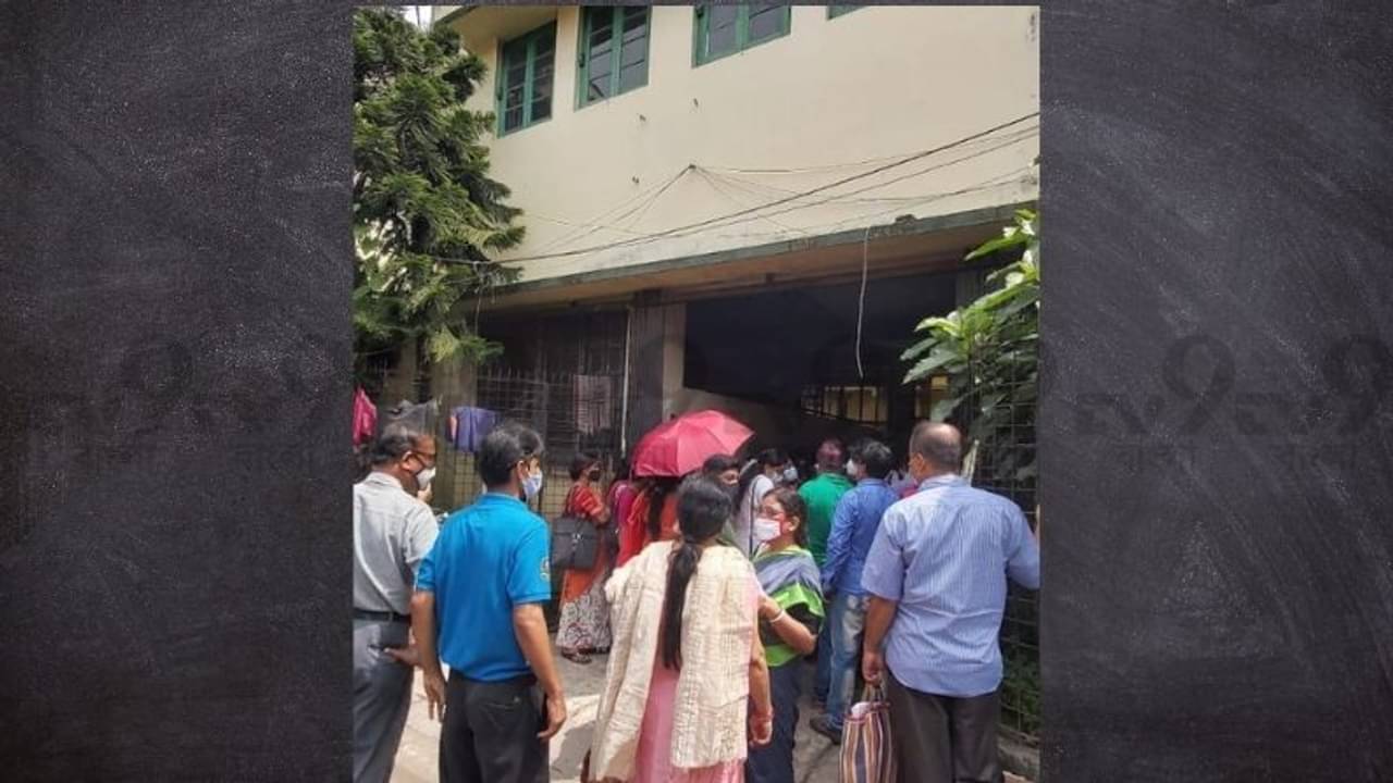এত নম্বর কম কেন! একাদশে ভর্তি বিভ্রাটের জেরে সিস্টার নিবেদিতা স্কুলে বিক্ষোভ অভিভাবকদের