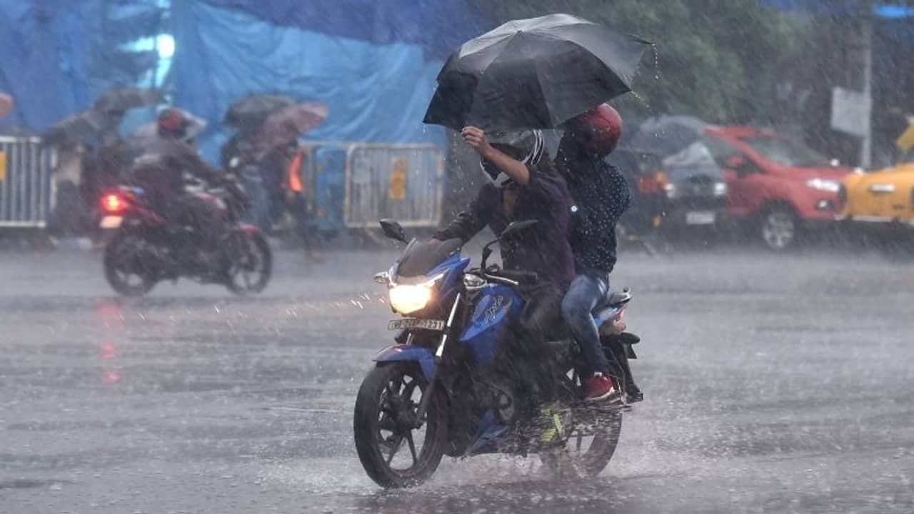 Weather: আজও কলকাতায় ভারী বর্ষণ, আর কোন জেলার বিপদ জানিয়ে দিল হাওয়া অফিস