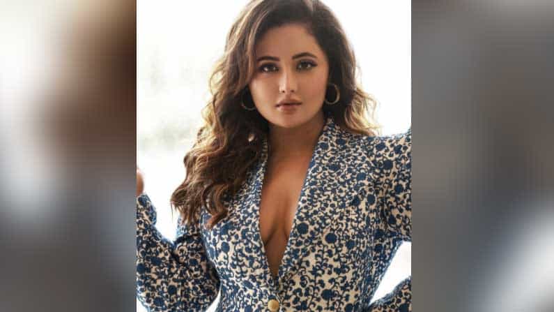 রেশমি দেশাই। হিন্দি টেলিভিশনের জনপ্রিয় অভিনেত্রী। ‘বিগ বস ১৩’-এ অংশগ্রহণ করা রেশমী সদ্য সোশ্যাল মিডিয়ায় তাঁর কিছু ফ্যাশন ফটোশুটের ছবি শেয়ার করেছেন।