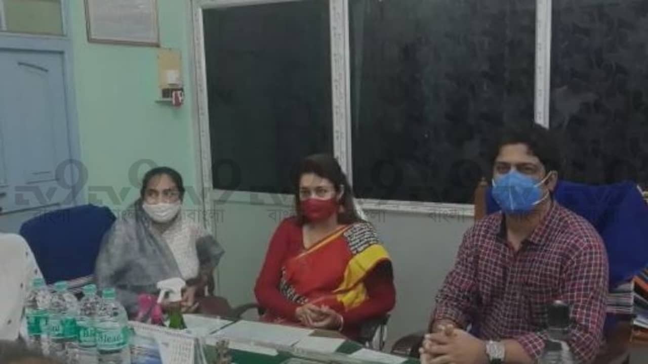 দরকারে দেখা মিলত না তাঁর, অপবাদ ঘুচিয়ে কর্মীদের সঙ্গে বৈঠকে শতাব্দী