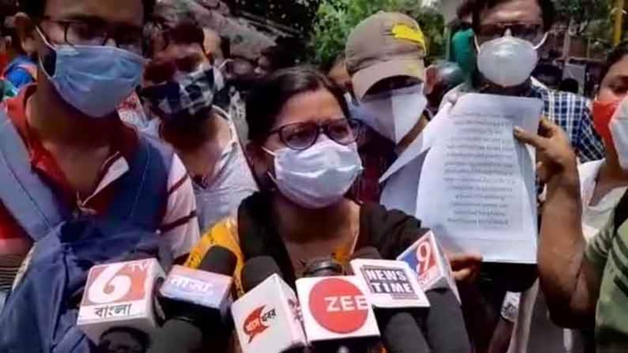 ফের উচ্চ প্রাথমিকের নিয়োগে গরমিল! হাইকোর্টে শুনানি শুরুর আগেই এসএসসি ভবনের সামনে শুরু বিক্ষোভ