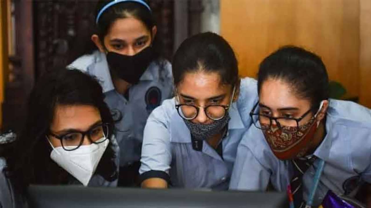 ঢালাও পাশ উচ্চ মাধ্যমিকে! কিন্তু এর পর... ভর্তি নিয়ে কতটা সঙ্কট হতে পারে, কী বলছেন শিক্ষাবিদরা