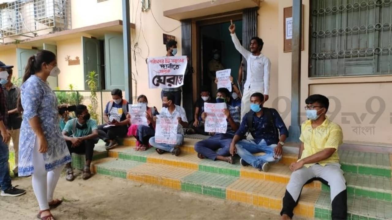 ৫০০টাকা থেকে একলাফে ৪০০০ টাকা! বন্ধ ক্যাম্পাস, বেড়েই যাচ্ছে ফি, একাধিক কলেজে বিক্ষোভ পড়ুয়াদের