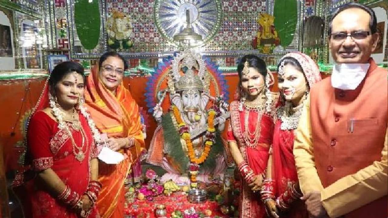 তিনকন্যার বিয়েতে বৃক্ষরোপণ মধ্যপ্রদেশের মুখ্যমন্ত্রীর