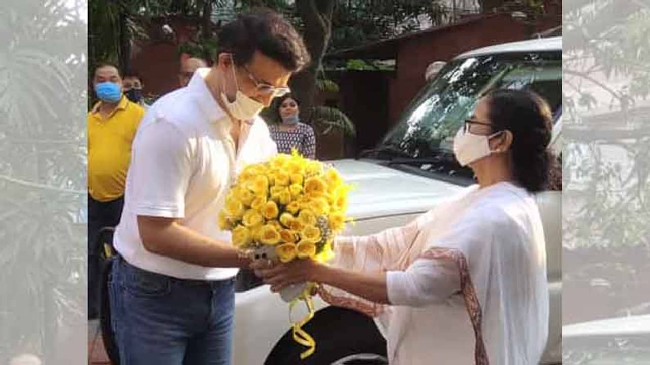 জন্মদিনের শুভেচ্ছা জানাতে সৌরভের বাড়িতে মুখ্যমন্ত্রী, হলুদ গোলাপ উপহার মমতার