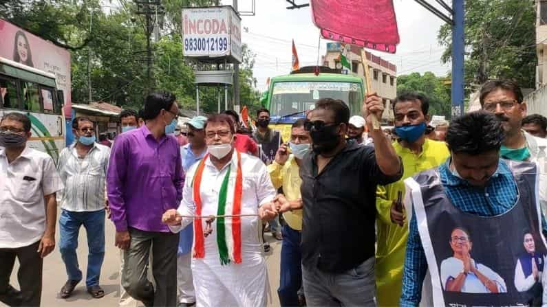 'মানুষের টানা বাসগাড়ি'! পুরুলিয়ার রাস্তায় অভিনব প্রতিবাদ তৃণমূলের 'মানুষের টানা বাসগাড়ি'! পুরুলিয়ার রাস্তায় অভিনব প্রতিবাদ তৃণমূলের