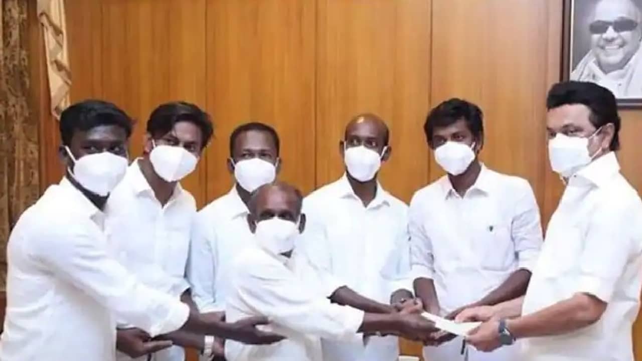 ইউটিউব চ্যানেলের পক্ষ থেকে কোভিড মোকাবেলায় মুখ্যমন্ত্রীর তহবিলে ১০ লক্ষ দান