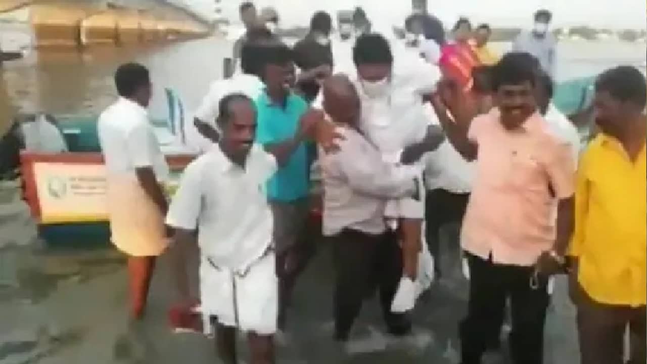 জুতোতে কাদা লেগে যাবে, এই ভয়ে মৎস্যজীবীর কাঁধে মন্ত্রী