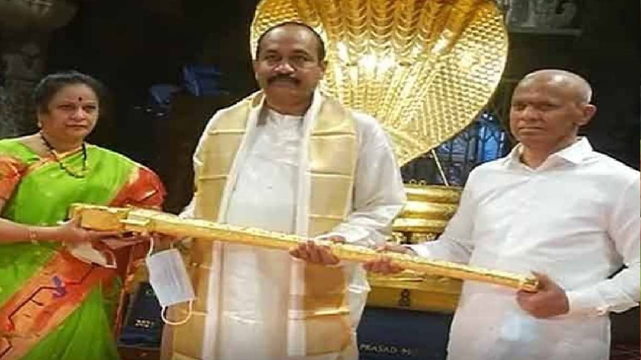 তিরুপতি বালাজি মন্দিরে কোটি টাকার তরবারি দিলেন ব্যবসায়ী
