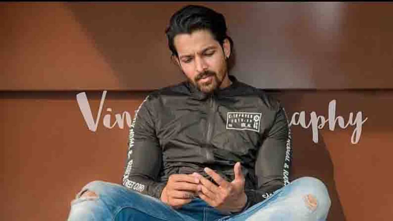 কেরিয়ারের শুরুতে ডেলিভারি বয় ছিলেন হর্ষবর্ধন রানে; হেলমেট ডেলিভারি করেছিলেন জন আব্রাহামকে