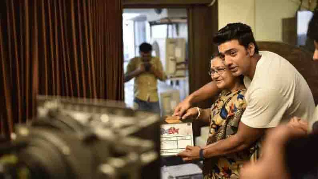 মায়ের হাতে ক্ল্যাপস্টিক ধরিয়ে দিলেন দেব!