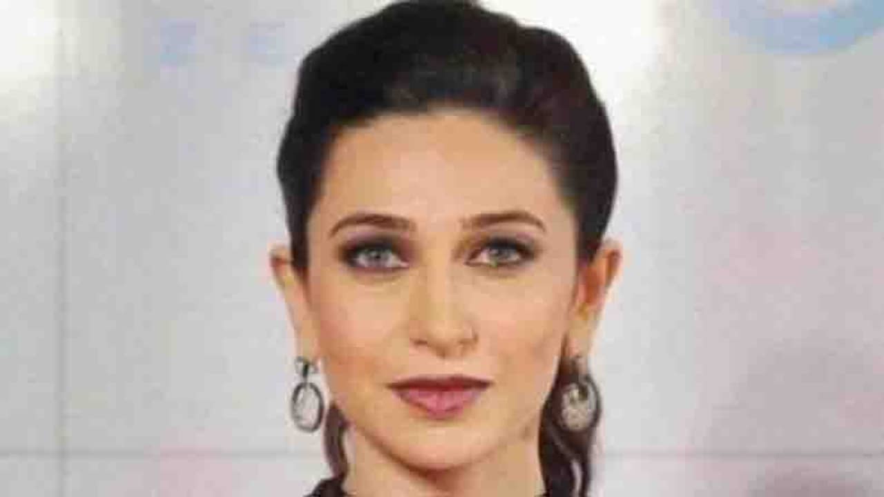 সুপার ডান্সার ৪-এর বিচারকের আসনে শিল্পা শেট্টির জায়গায় করিশ্মা কাপুর; প্রতিযোগীকে দিলেন ৫ জোড়া জুতো