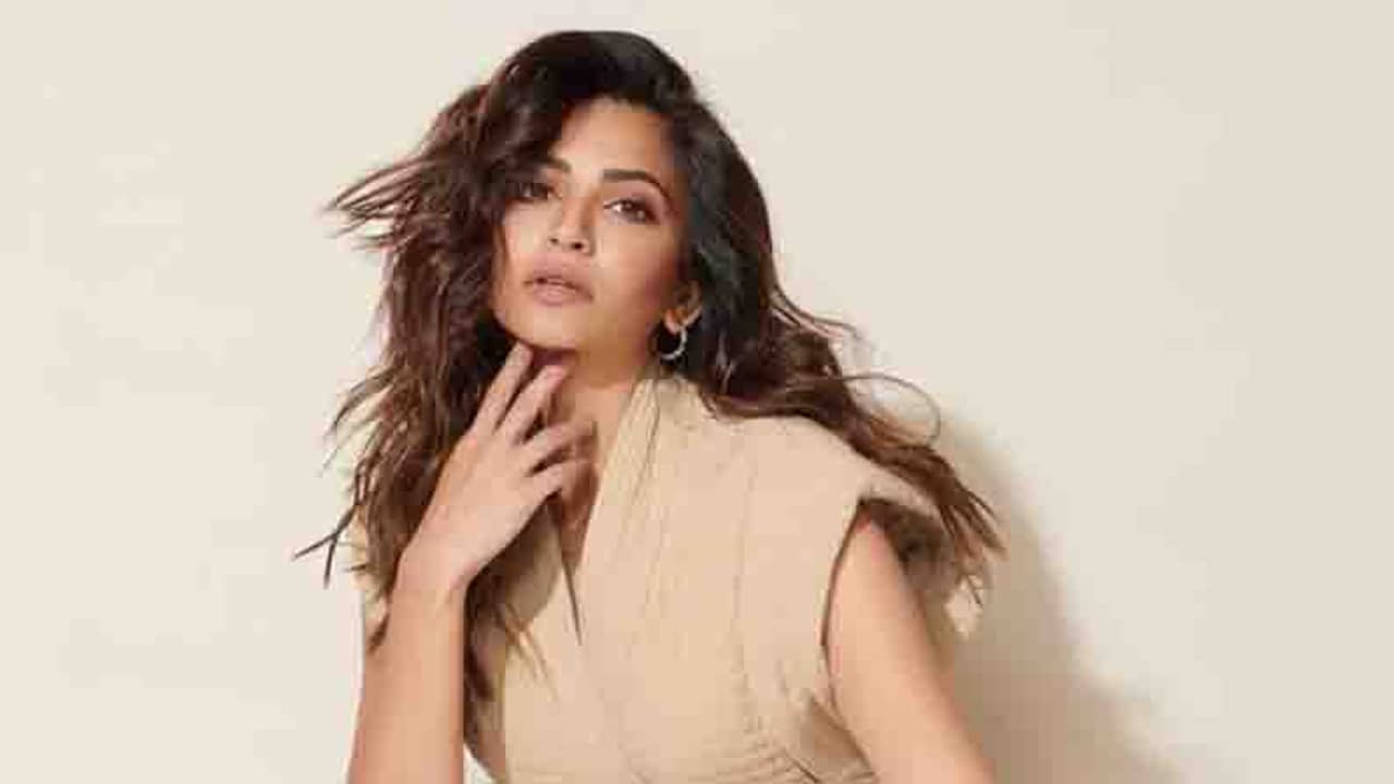 আসল মন্ত্রে বিয়ে হয়ে যেতে পারে, তাই ছবিতে পুরোহিতকে মন্ত্র উচ্চারণ করতে না করেছিলেন কীর্তি