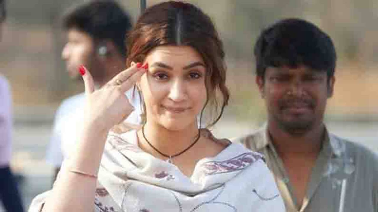 পঙ্কজ ত্রিপাঠীকে নিজের পরিবারে যুক্ত করলেন কৃতি শ্যানন