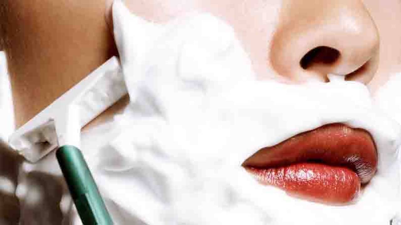 মুখে রেজ়ার দিয়ে লোম পরিষ্কার করছেন; সর্বনাশ করেছেন!