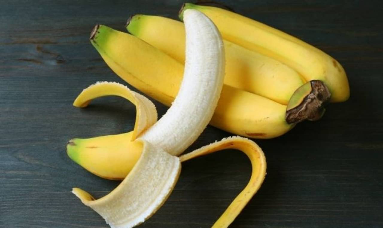 তৈলাক্ত ত্বকে ব্রণের সমস্যা মেটাতে ফেলে দেওয়া কলার খোসাই যথেষ্ট!