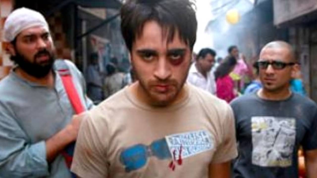 Delhi Belly: দশ বছর পার, গোটা টিমটাই ছিল উন্মাদ, আবেগে ভাসলেন বীর-পূর্ণারা