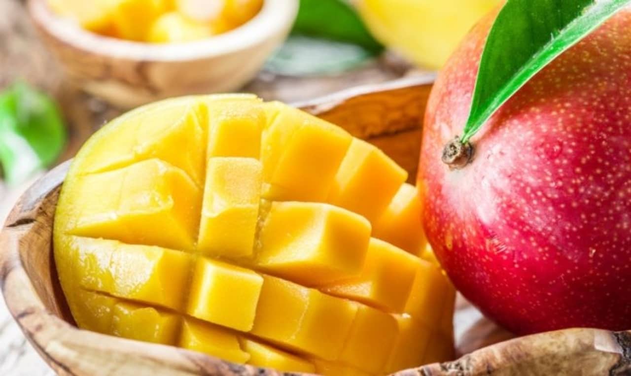 ব্রেস্ট ক্যানসারের ঝুঁকি কমাতে নিয়মিত ডায়েটে থাকুক একটি করে আম!