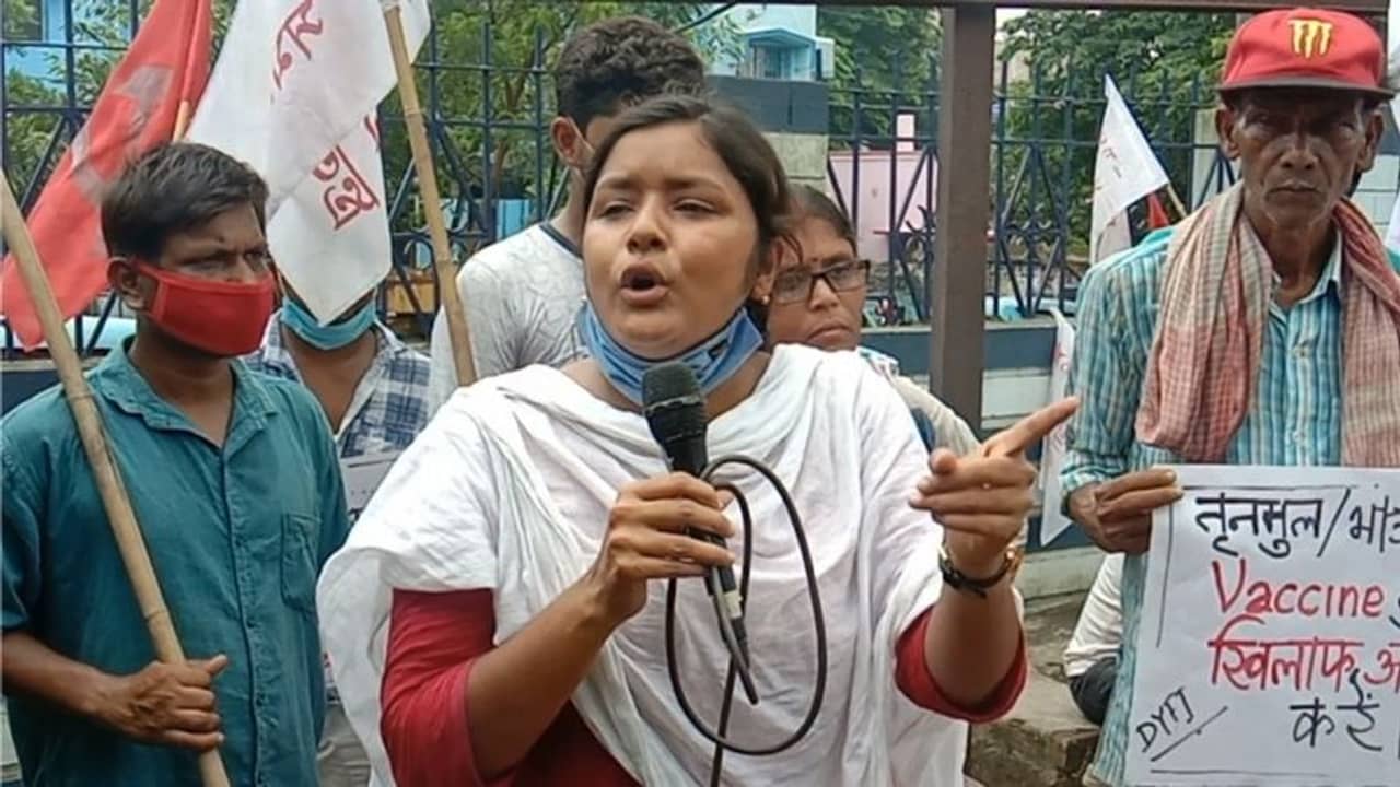 ভুয়ো ভ্যাকসিনের মতো ভুয়ো মুখ্যমন্ত্রী, উপ-মেয়রের শাস্তির দাবিতে পুর অফিস ঘেরাও মীনাক্ষীদের