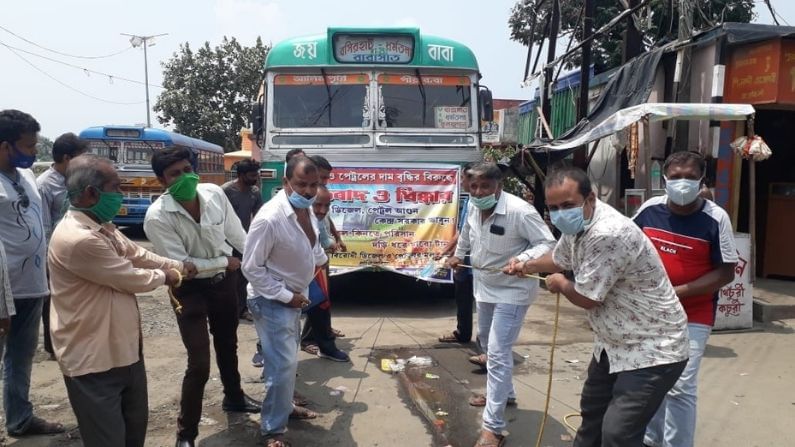 সেঞ্চুরি হাঁকানোর পথে ডিজেল, দড়ি দিয়ে বাস টেনে অভিনব প্রতিবাদ বসিরহাটে