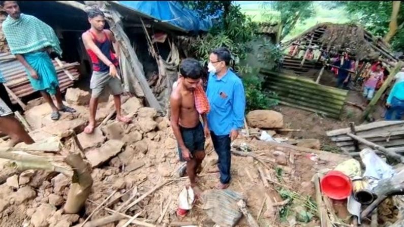 পড়ে রইল ভাতের থালা, দাসপুরে বাড়ির দেওয়াল চাপা পড়ে মৃত্যু ২ অন্তঃসত্ত্বার