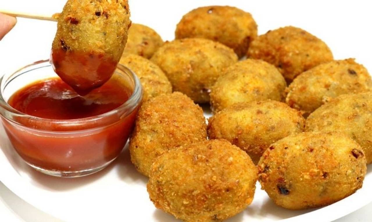 বৃষ্টির দিনে মুখের স্বাদ বদলাতে বানিয়ে ফেলুন পটেটো নাগেটস!