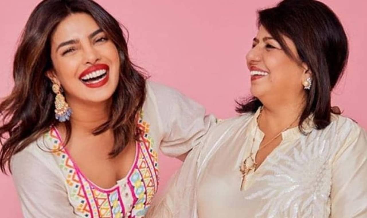 পশ্চিমী আউটফিটে প্রিয়াঙ্কার পাশে নজর কাড়লেন তাঁর মা!