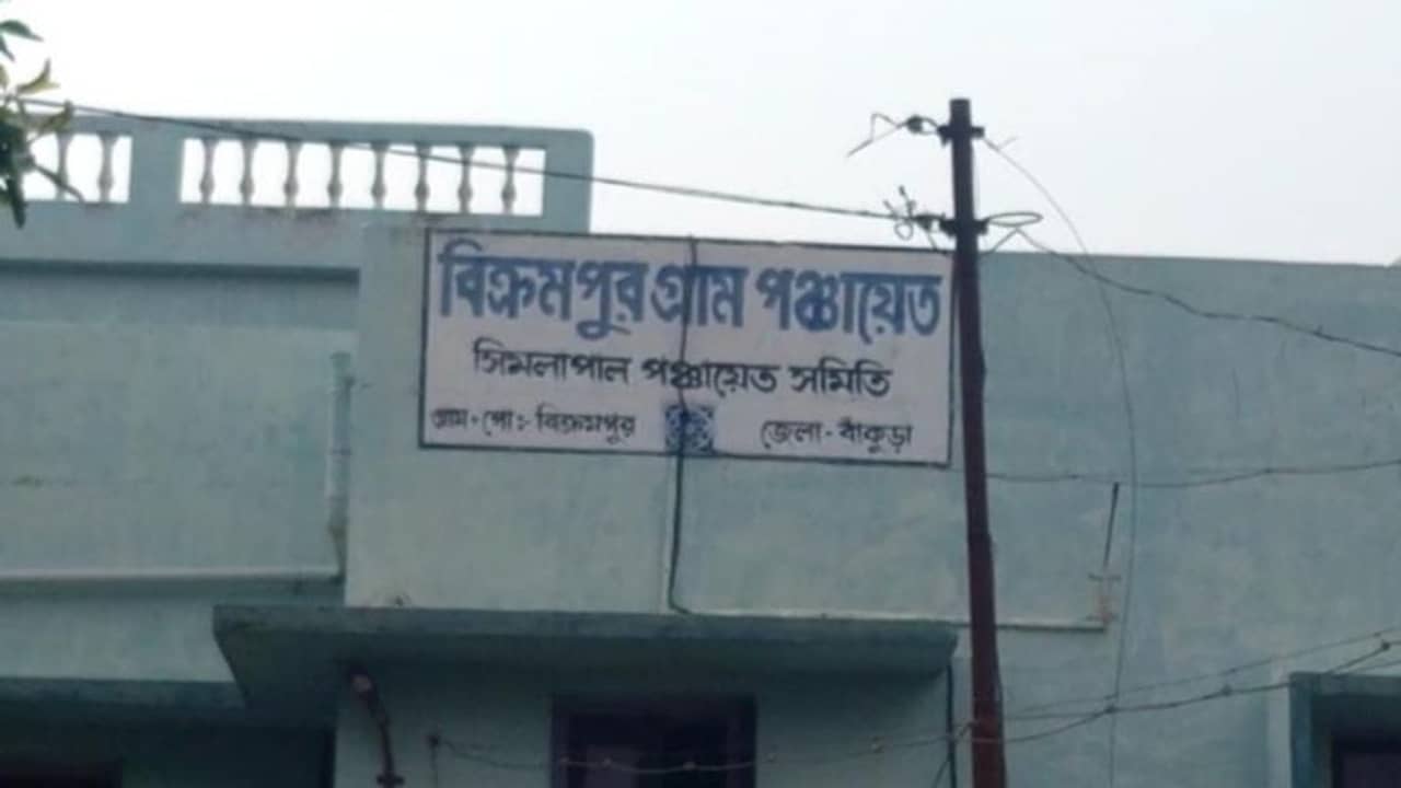 ১০০ দিনের কাজ না মেলার অভিযোগে পঞ্চায়েত অফিসে তালা ঝোলাল তৃণমূল