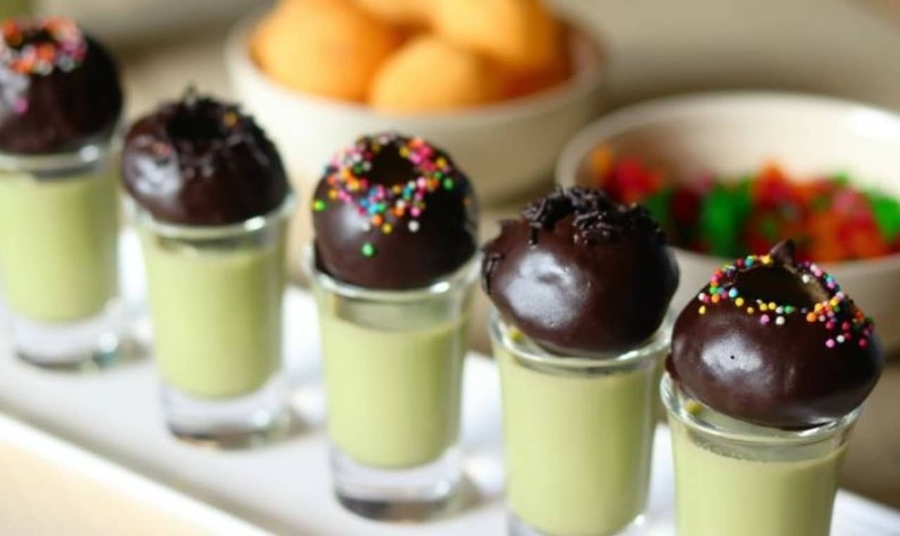 অভিনব ট্যুইস্ট! সকলকে চমক দিতে আজই বানান চকোলেট পানি পুরি