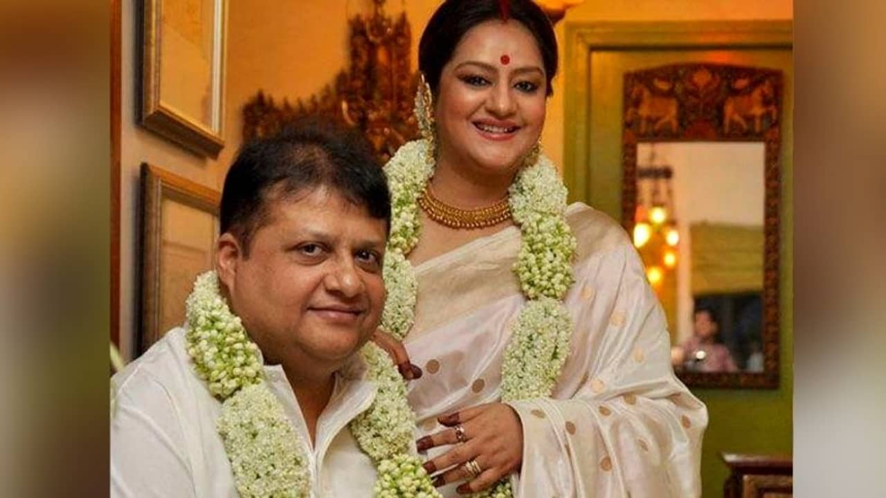 সংসার করতে বড় ভালো লাগে..., শক্তি চট্টোপাধ্যায়ের কবিতায় দাম্পত্যর ১২ বছর উদযাপন সুদীপার