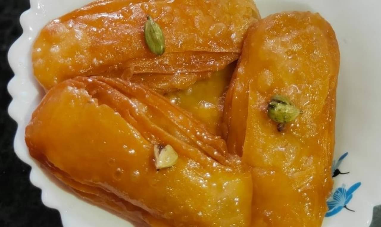 পুরীর বিখ্যাত রসে ভরা ও খাস্তা জিবে গজা বানান এবার বাড়িতেই! রইল সহজ রেসিপি...