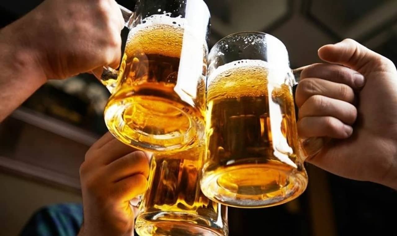 বিচিত্র হলেও সত্যি! মানুষের মূত্র দিয়ে তৈরি বিয়ার এখন নয়া ট্রেন্ড