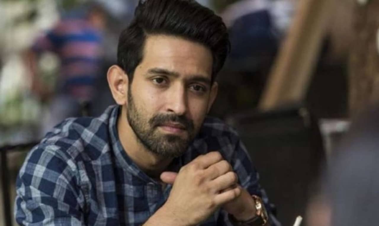 ফ্লোরাল বুন্দি আর দেশি কুর্তা সেটেই দারুণ হিট বিক্রান্ত!